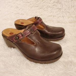 Brown Clarks Unstructured mules size 7 1/2 M